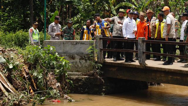 Gubernur Jawa Tengah Ganjar Pranowo mengunjungi Tanggul Sungai Dawe yang kembali jebol, di Desa Payaman, Kecamatan Mejobo, Kabupaten Kudus, kembali jebol pada Kamis, 2 Maret 2023.