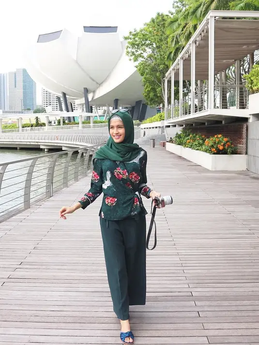 Calon istri Gubernur Kalteng Sugianto Sabran, Yulistra Ivo bepose tersenyum sambil memegang kamera. Wanita bernama lengkap Yulistra Ivo Azhari ini diketahui bekerja sebagai Public Relation Gumaya Hotel Semarang. (instagram/yuliastraivo)