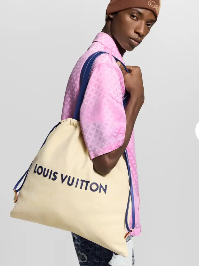 Louis Vuitton membuat tas tote yang mirip dengan dust bag