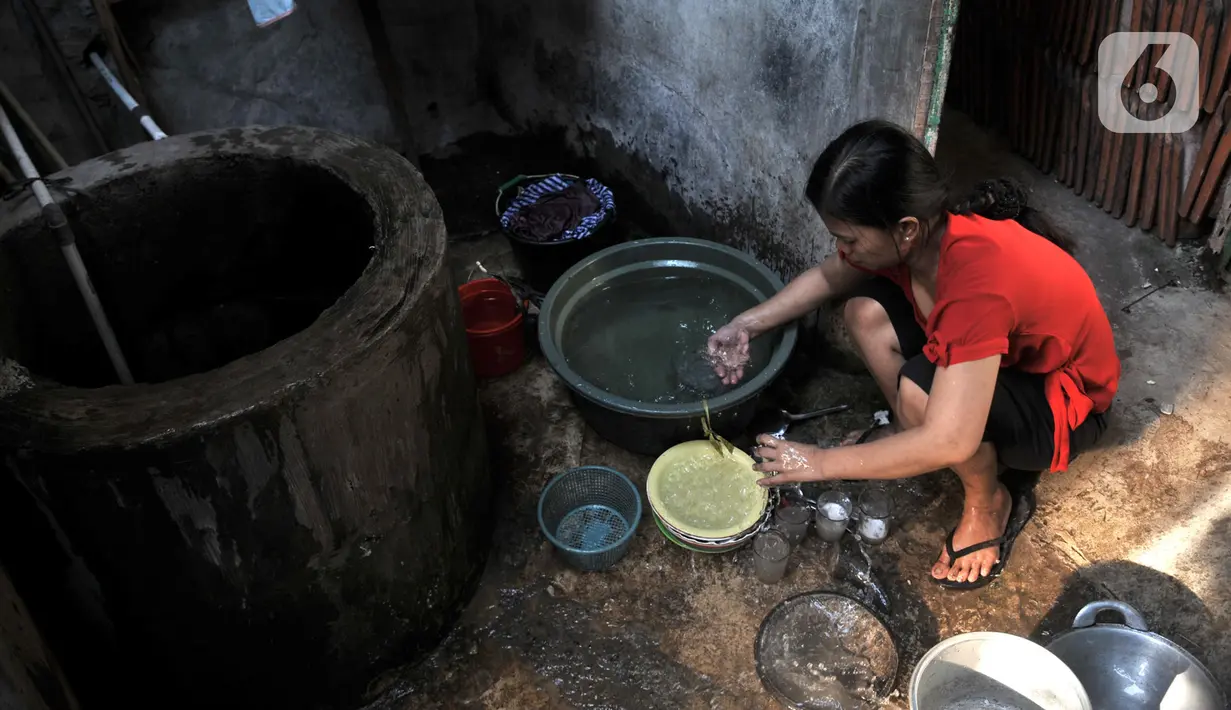 Warga terpaksa mencuci menggunakan air PAM yang masih keruh dan berbau di Kampung Baru Kubur Koja, Penjaringan, Jakarta, Minggu (6/10/2019). Kondisi ini menyebabkan warga mengeluh karena tidak dapat digunakan untuk MCK. (merdeka.com/Iqbal S Nugroho)