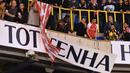 Para pendukung Arsenal merubuhkan papan bertuliskan Tottenham pada laga Piala Liga Inggris di Stadion White Hart Lane, Inggris, Rabu (23/9/2015). (AFP Photo/Ben Stansall)