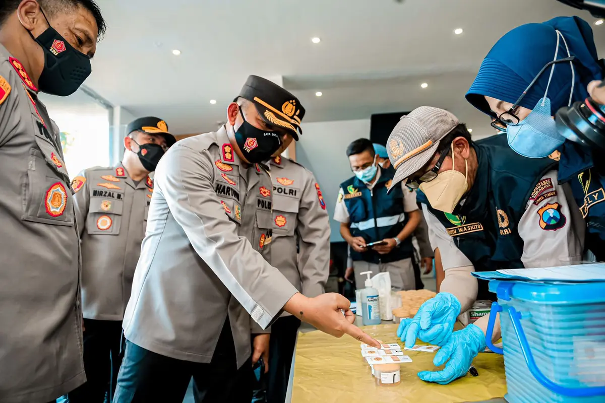 Anggota Polrestabes Surabaya dites urine. (Dian Kurniawan/Liputan6.com)