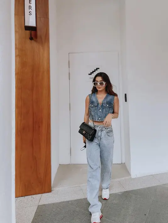 Sedangkan paduan vest dan boyfriend jeans juga memberikan kesan stylish dan energik. Kamu bisa memadukannya dengan sneakers
