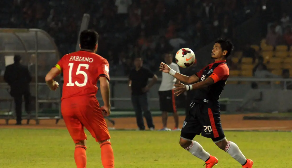 Kapten tim Pelita Bandung Raya, Bambang Pamungkas (kanan), mencoba mengontrol bola saat berlaga kontra Persija Jakarta di Stadion GBK, (14/8/2014). (Liputan6.com/Helmi Fithriansyah) 