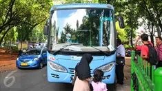 Penumpang saat akan menaiki feeder bus Transjakarta di Stasiun Tebet, Jakarta, Kamis (7/4). Armada itu dikerahkan untuk mengantisipasi penumpukan penumpang saat perlintasan KRL Tebet ditutup. (Liputan6.com/Yoppy Renato)