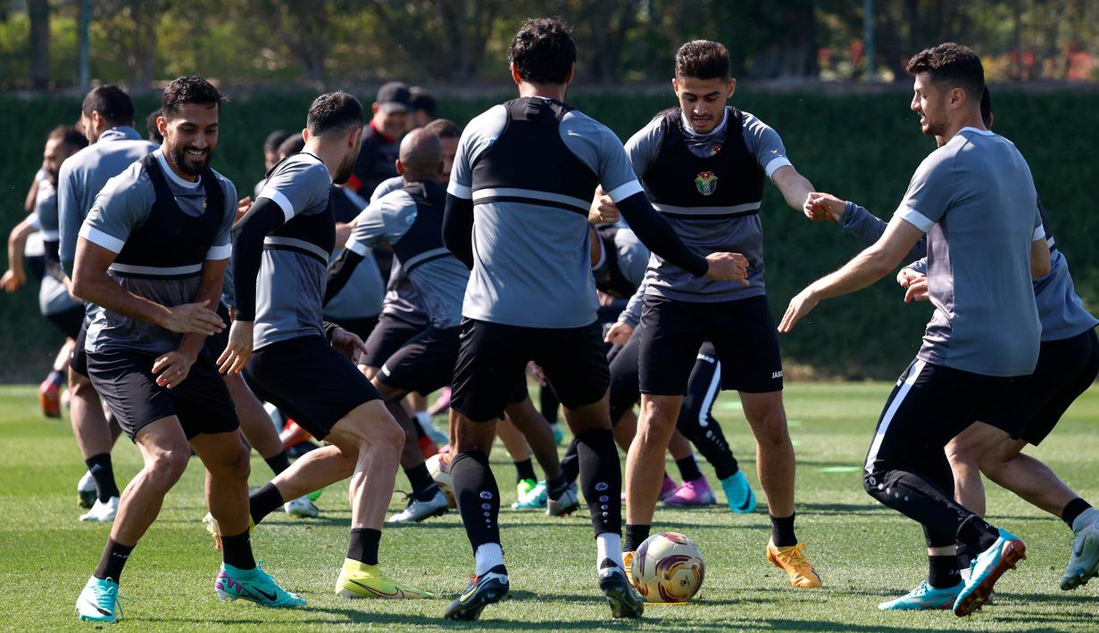 Para pemain Yordania saat sesi latihan di Lusail, Doha pada 9 Februari 2024. (KARIM JAAFAR/AFP)