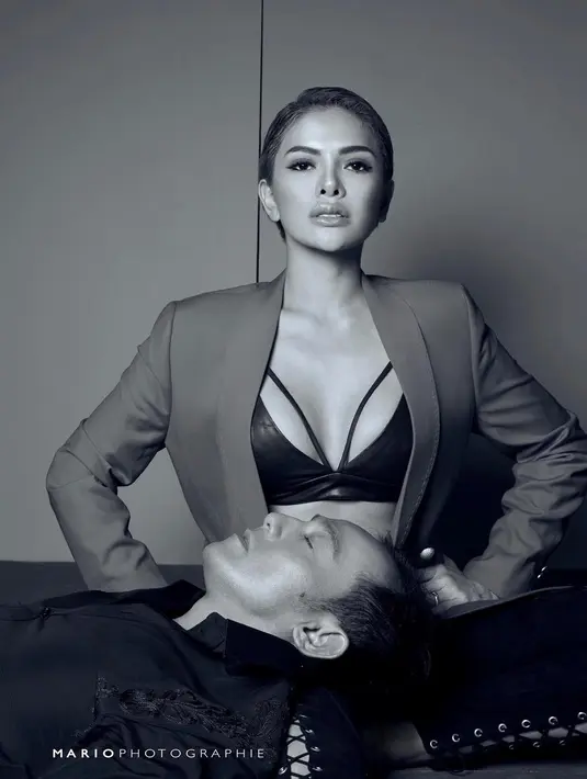 Ibu dua anak itu tampil seksi saat menjalani pemotretan dengan pengusaha Dipo Latief. Pria yang selama ini disebut-sebut sebagai suaminya. (Instagram/mariophotographie)