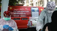 Mobil vaksin COVID-19 keliling terparkir saat vaksinasi di Kebon Kacang, Jakarta, Jumat (9/7/2021). Pemerintah Provinsi DKI Jakarta meluncurkan 16 mobil vaksin COVID-19 keliling guna mempercepat pencapaian target vaksinasi COVID-19 di Ibu Kota. (Liputan6.com/Faizal Fanani)