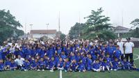 Dua pemain Persib Bandung, Beckham Putra Nugraha dan Henhen Herdiana, bersama 84 pesepak bola cilik dalam coaching clinic di Lapangan Soccer Republic, Kota Bandung, Minggu (26/6/2022). (Bola.com/Erwin Snaz)