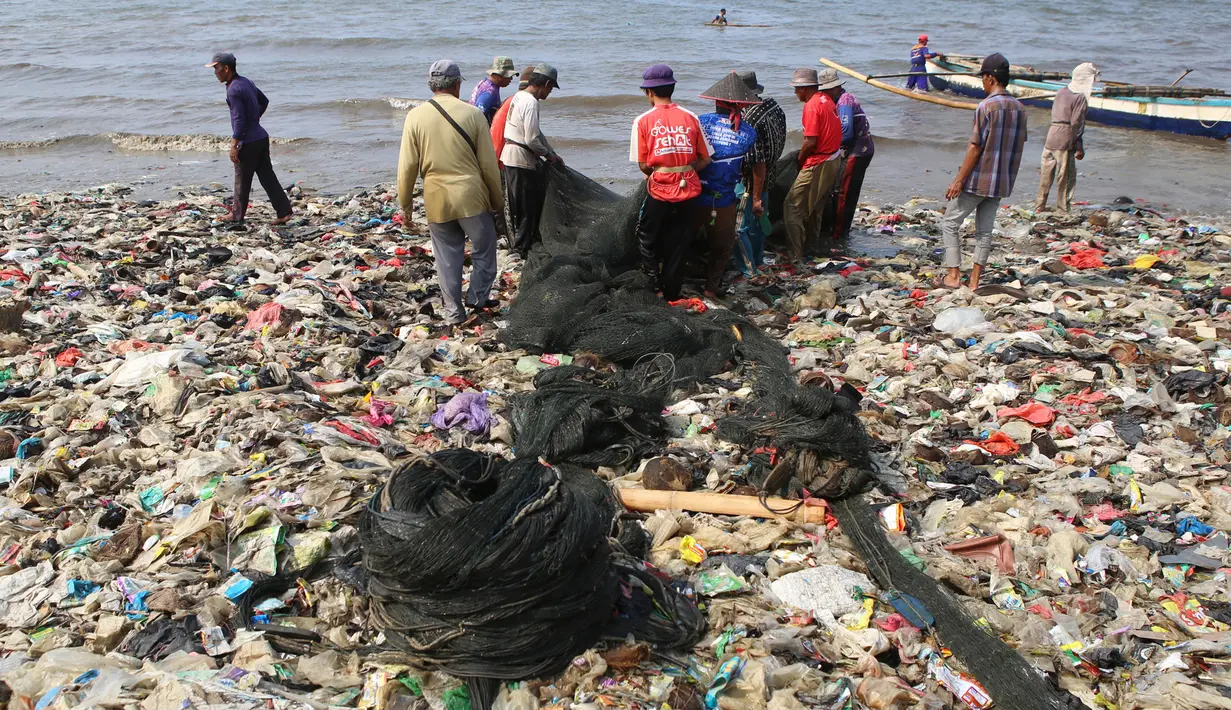 <p>Nelayan beraktivitas di pantai Sukaraja yang tercemar sampah plastik di Bandar Lampung pada 8 September 2019. Selain berserakan dan aroma tak sedap, sampah-sampah di pesisir tersebut juga menyebabkan banyaknya ikan yang mati. (Photo by PERDIANSYAH / AFP)</p>