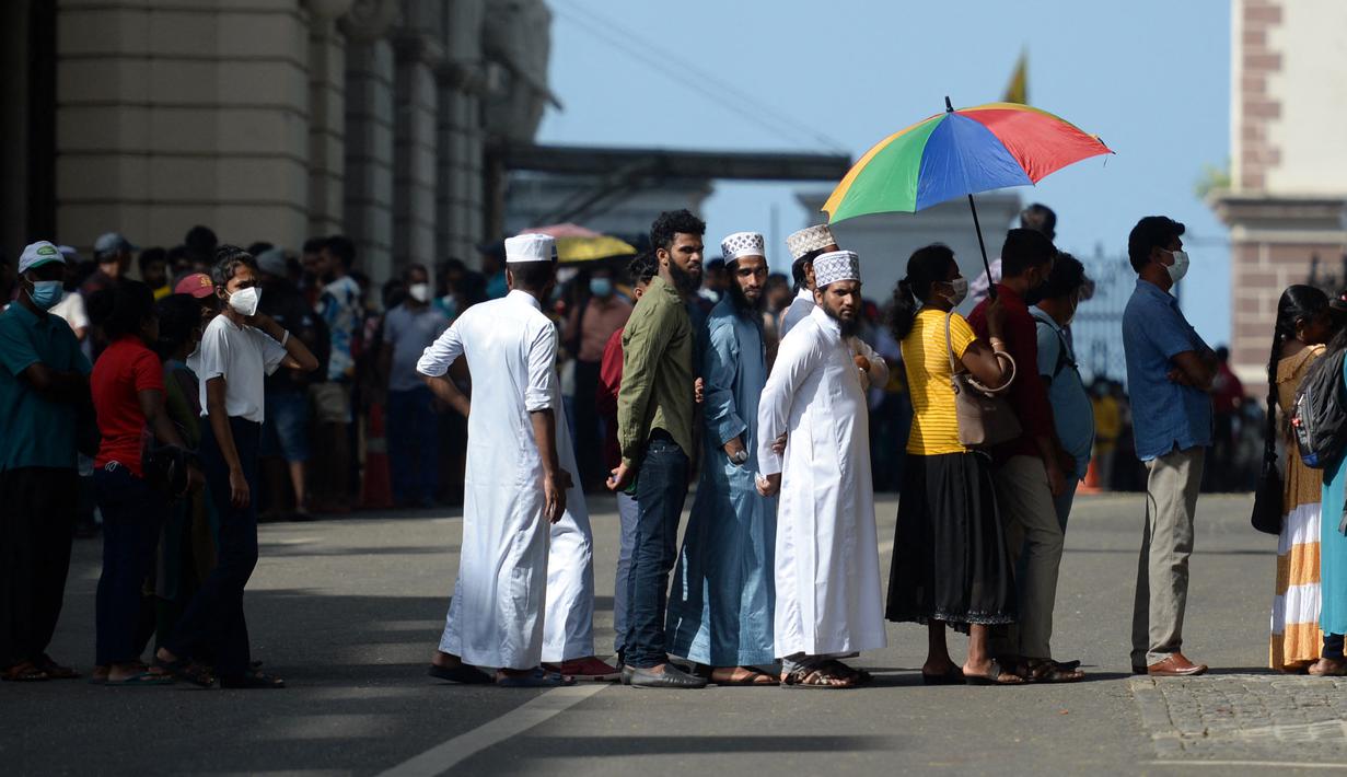 <p>Antrean orang-orang untuk mengunjungi kediaman resmi presiden Sri Lanka, beberapa hari setelah diserbu oleh pengunjuk rasa anti-pemerintah di Kolombo, Rabu (13/7/2022). Empat hari setelah kerumunan besar memaksa masuk ke Istana Sri Lanka, ribuan orang berkerumun untuk melihat kompleks yang luas itu. (Arun SANKAR / AFP)</p>