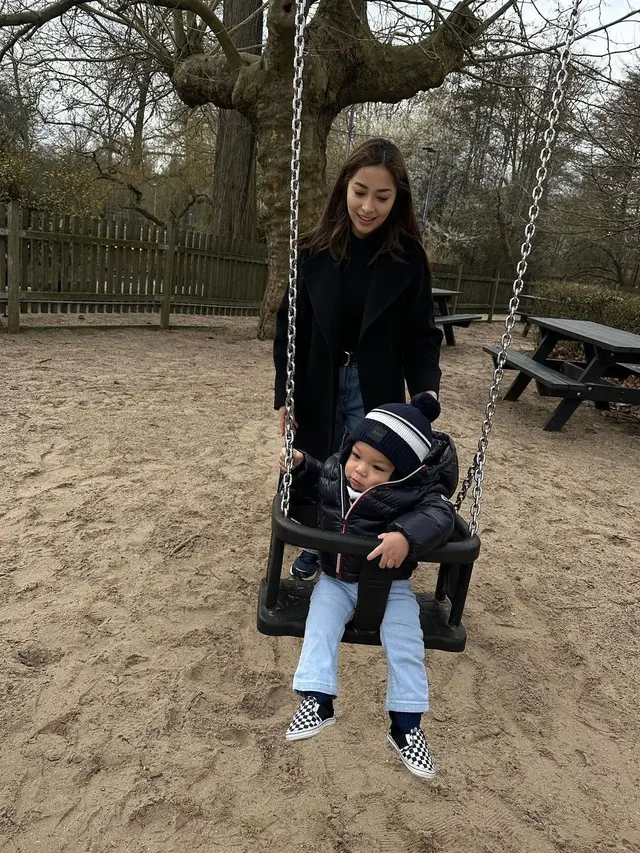 Nikita Willy bersama Baby Izz di Amsterdam (Instagram/nikitawillyofficial94)