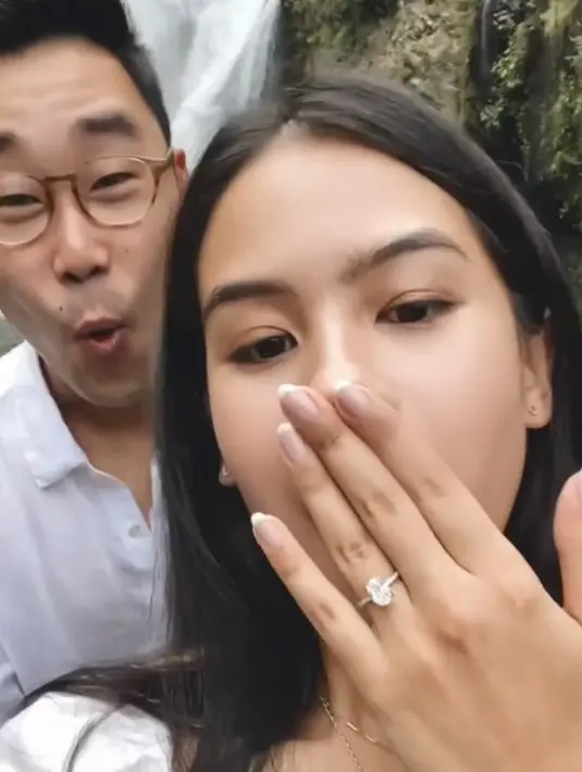 Maudy pun langsung menerima lamaran Jesse. “Ketika kamu meminta aku untuk menikahimu, itu adalah yang termudah yang pernah aku katakan, istrimu, M,” kata Maudy. (Instagram/maudyayunda).