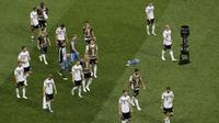 Para pemain Jerman tampak kecewa usai dikalahkan Meksiko pada laga Grup F Piala Dunia di Stadion Luzhniki, Moskow, Minggu (17/6/2018). Jerman kalah 0-1 dari Meksiko. (AP/Michael Probst)