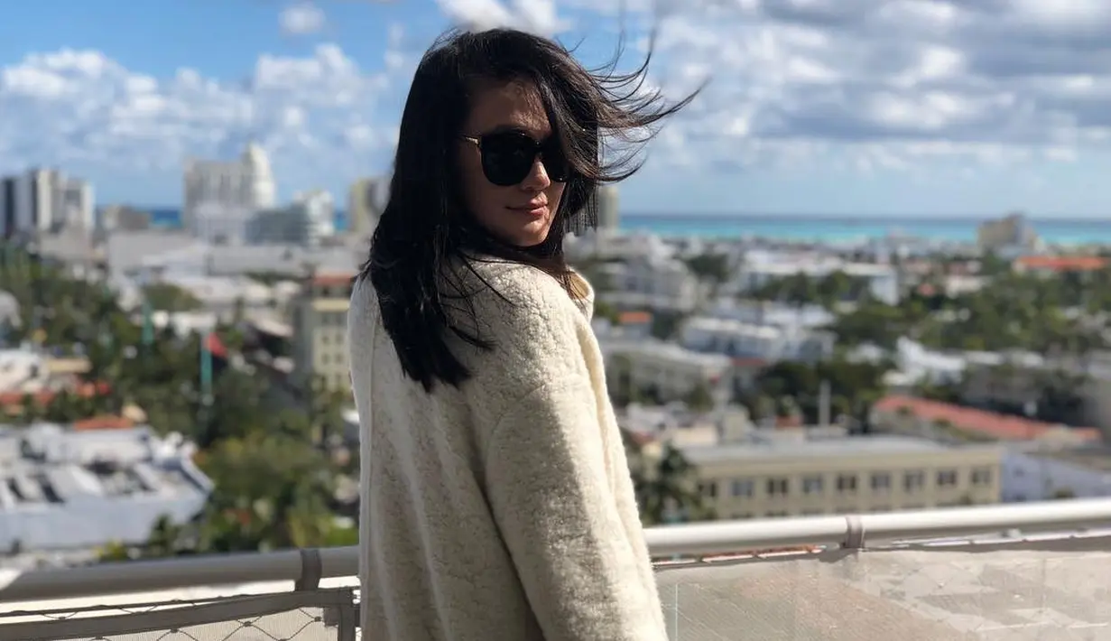 "Wow, apa yang mesti dikomentari?," tanya Luna Maya yang saat itu dimintai komentar mengenai hubungan Ariel dan Pevita yang memang belum diketahui kebenarannya. (Instagram/lunamaya)