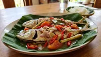 Cara Membuat Ikan Peda Kukus dengan Irisan Bawang, Tomat, dan Cabai