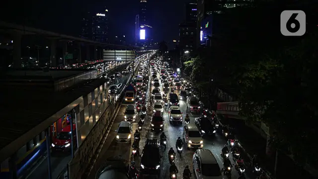 FOTO: Pegawai WFO, Jalanan Ibu Kota Kembali Macet