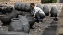 Seorang perajin tembikar bekerja di Desa Nazla di Fayoum, Mesir (5/10/2020). Desa Nazla yang terletak di Kegubernuran Fayoum, Mesir, terkenal dengan perajin tembikarnya yang masih mempertahankan teknik pembuatan tembikar dari zaman Mesir kuno. (Xinhua/Ahmed Gomaa)