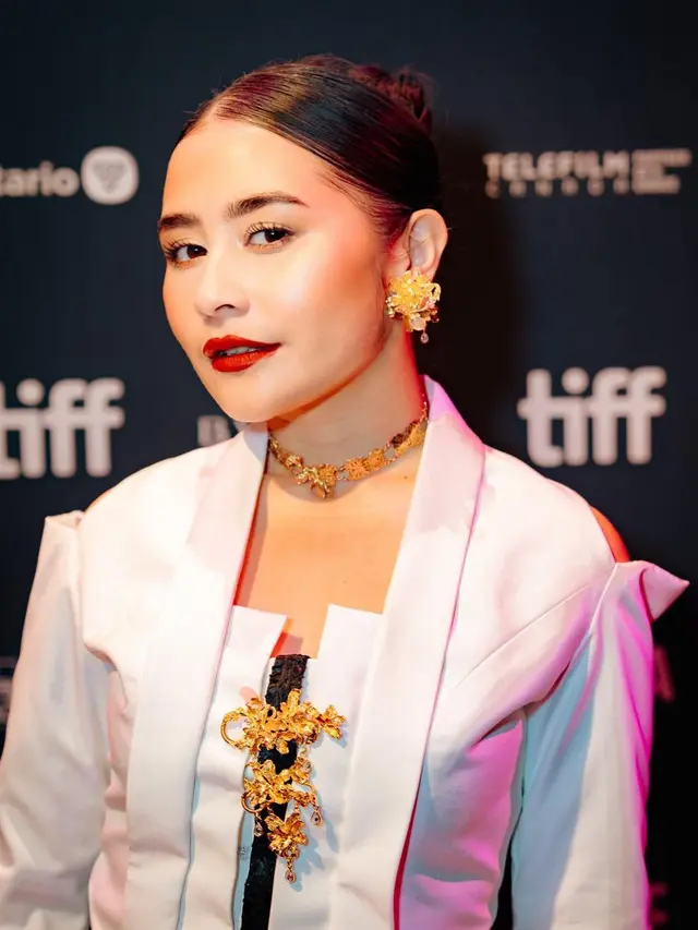 8 Gaya Elegan Prilly Latuconsina dengan Kebaya Modifikasi dan Makeup Bold di Toronto Film Festival 2023