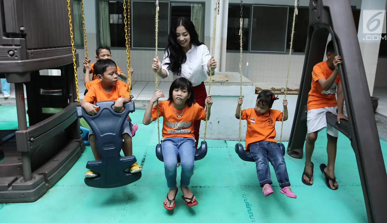 Nikita Willy bermain bersama anak-anak terlantar di Yasasan Sayap Ibu, Jakarta, Kamis (29/6). Nikita Willy merayakan ulang tahun ke 23 tahun bersama 35 anak Yayasan Sayap ibu dari balita hingga SMP. (Liputan6.com/Herman Zakharia)