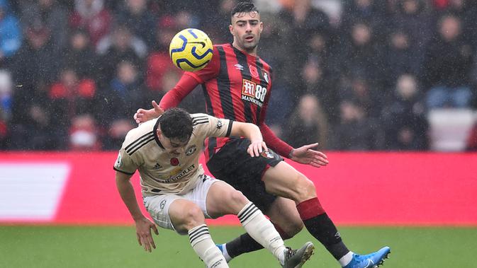Bek Bournemouth, Diego Rico, berebut bola dengan gelandang Manchester United, Daniel James, pada laga Premier League di Stadion Vitality, Bournemouth, Sabtu (2/11). Bournemouth menang 1-0 atas MU. (AFP/Glyn Kirk)