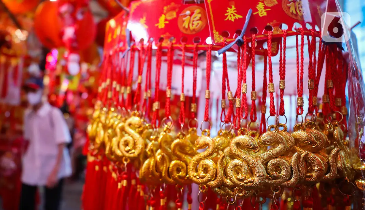 Angpau yang dipasarkan pun dijual dengan beragam gambar dan hiasan. (Liputan6.com/Angga Yuniar)