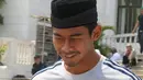 Kiper timnas Indonesia, Satria Tama usai melakukan salat Jumat di Mesjid Al Serkal, Phnom Penh, Kamboja, Jumat (22/2). Beberapa skuat Timnas Indonesia U-22 melakukan ibadah Salat jelang laga ketiga Piala AFF U-22 2019. (Bola.com/Zulfirdaus Harahap)