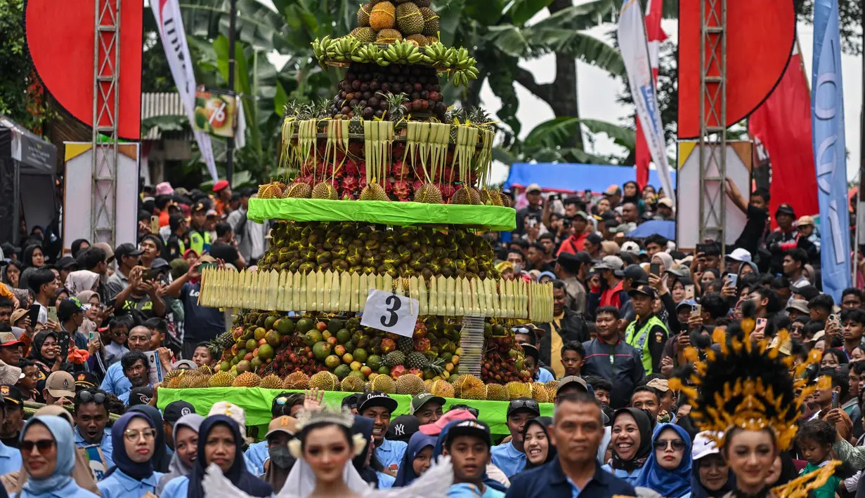 Kegiatan ini diawali dengan kirab tumpeng yang berisi hasil bumi dari sembilan desa di Kecamatan Wonosalam. (JUNI KRISWANTO/AFP)