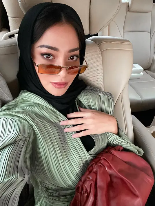 "Awal-awal aku, tuh, berpikir kayak dan aku sering curhat sama mamaku, takutnya, kalau misalkan aku berubah, teman-teman aku bilangnya kayak, 'Aduh, sok-sokan banget, nih,' segala macam," ujar Nikita Willy. (Instagram/nikitawillyofficial)