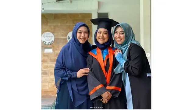 7 Momen Ria Ricis saat Mengikuti Wisuda Online, Penuh Haru Bahagia