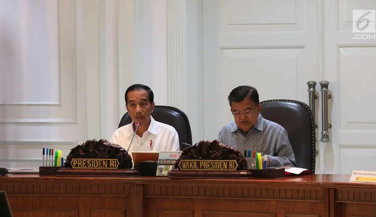 Presiden Joko Widodo didampingi Wakil Presiden Jusuf Kalla saat memimpin rapat terbatas di kantor presiden, Jakarta, Selasa (22/5). Rapat tersebut membahas pencegahan dan penanggulangan teroris. (Liputan6.com/Angga Yuniar)