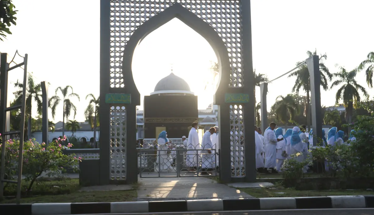 Sejumlah calon jemaah melakukan Sa'i saat manasik (latihan) haji di Asrama Haji Pondok Gede, Jakarta, Senin (23/5/2022). Latihan manasik haji tersebut untuk membekali para calon jemaah haji dan umrah terkait pemahaman tata cara pelaksanaan ibadah secara mandiri ketika di tanah suci. (Liputan6.com/Herman Zakharia)