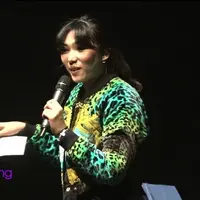 Isyana Sarasvati memiliki banyak cara untuk membuat sebuah lagu. Bahkan ia hanya memerlukan waktu lima menit untuk memproses lagu cinta.