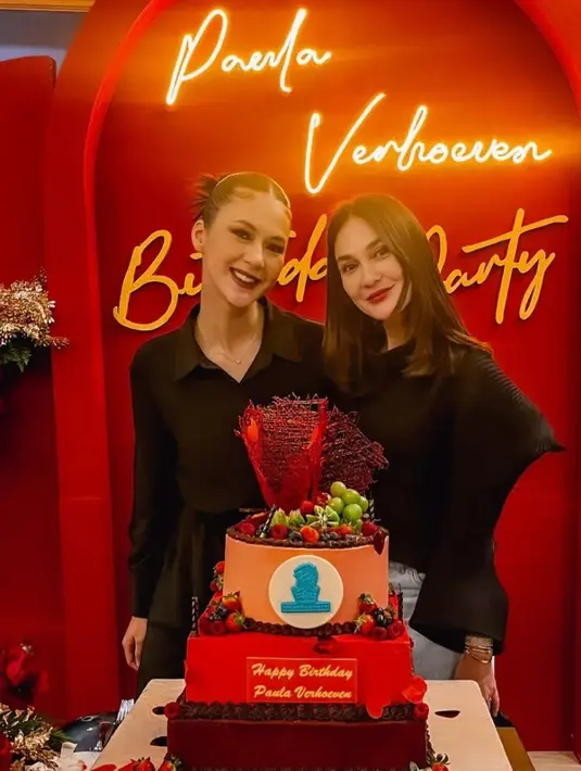 Ada juga Luna Maya yang tampil memesona dengan outfit kasual. Mengenakan blus panjang dan celana jeans. [Instagram/lunamaya]