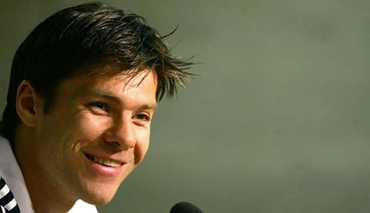 Spain&#039;s national football team and Liverpool midfielder Xabi Alonso is seen during a press conference after a training session at the Las Rozas sporting complex outside Madrid, 25 May 2006. AFP PHOTO/ Pedro ARMESTRE