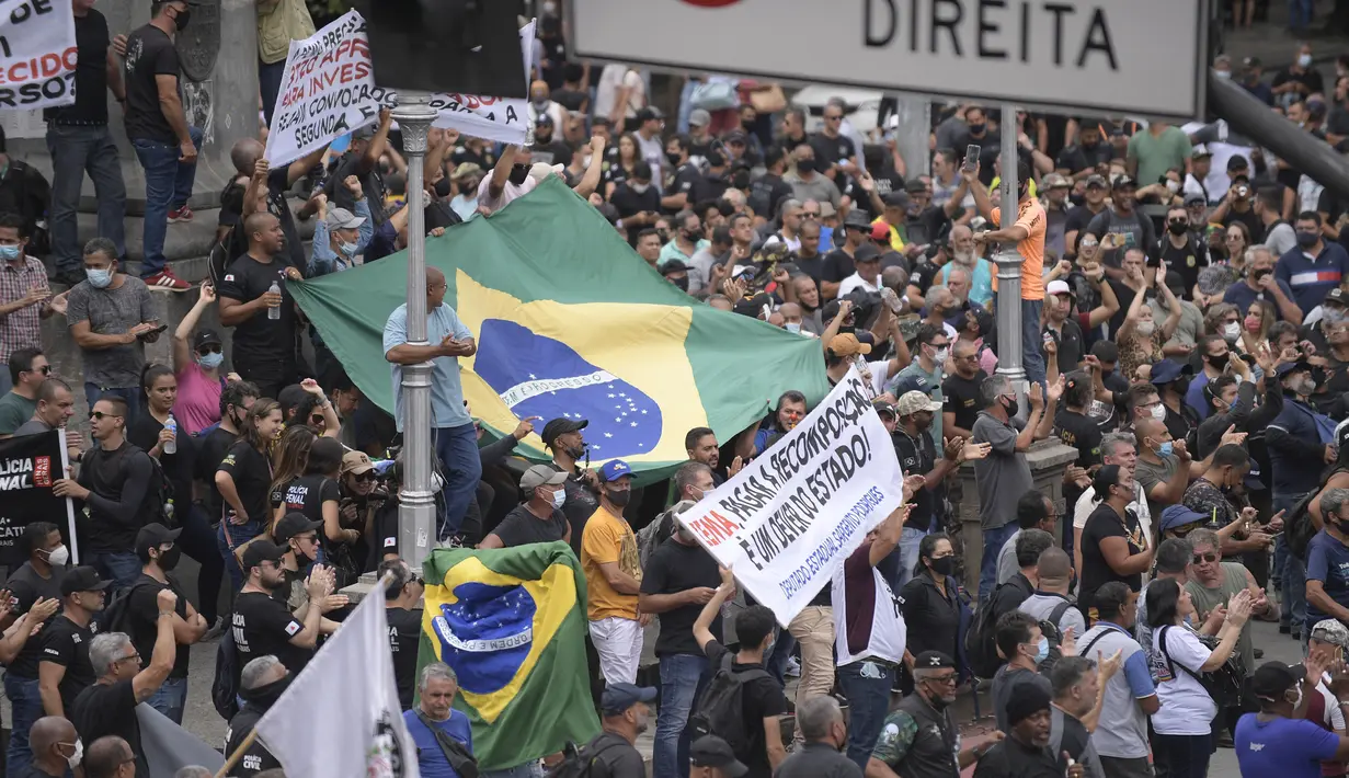 Polisi dan agen pasukan keamanan negara bagian Minas Gerais protes menuntut gaji yang lebih tinggi di Belo Horizonte, Brasil, 21 Februari 2022. Demonstrasi mendapat dukungan dari Komandan Umum Polisi Militer negara bagian dan mengumpulkan ribuan polisi serta agen keamanan publik. (Douglas MAGNO/AFP)