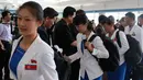 Atlet Korea Utara yang dikepalai Wakil Menteri Olahraga Korea Utara, Won Kil U bersiap meninggalkan bandara internasional Pyongyang, Korut (10/8). Korut akan berpartisipasi dalam Asian Games 2018 di Jakarta dan Palembang, Indonesia. (AP Photo/Cha Song Ho)