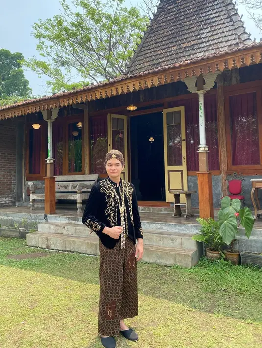 Dul Jaelani terlihat gagah kenakan beskap Jawa lengkap dengan kain Batik cokelat gelap yang sama. [@duljaelani]