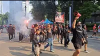 Para suporter Timnas Indonesia berbondong-bondong ke Stadion Utama Gelora Bung Karno, Jakarta, Kamis (6/6/2024). (Bola.com/Farrel Hetharia/Magang)