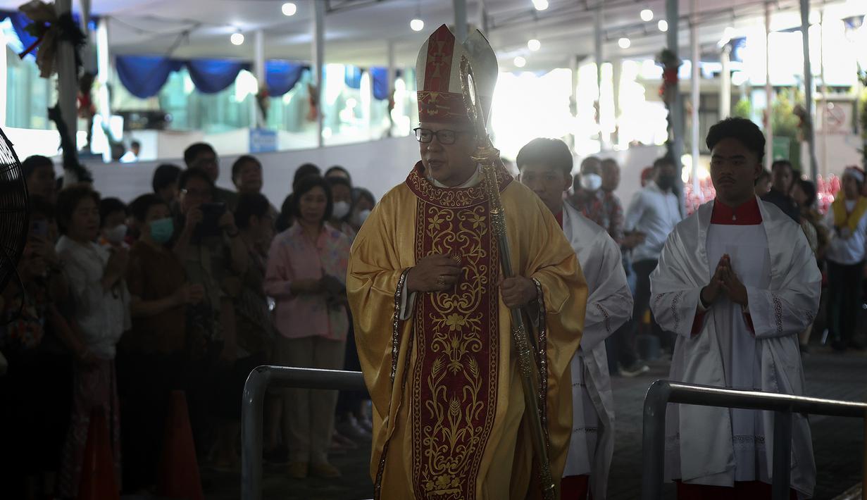Sebagai informasi, hari ini, Kamis (25/12/2025), Gereja Katedral Jakarta menggelar empat kali misa. Tampak dalam foto, Kardinal Ignatius Suharyo sesaat sebelum memimpin Misa Pontifikal Natal di Gereja Katedral Jakarta, Kamis (25/12/2025). (Kapanlagi.com/Budy Santoso)