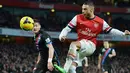 Gelandang Arsenal Alex Oxlade-Chamberlain (kanan) menendang untuk mencetak gol saat laga pertandingan sepak bola Liga Inggris antara Arsenal melawan Crystal Palace di Stadion Emirates, London, pada (02/02/14) waktu Setempat. (Foto: AFP/Ben Stansall)