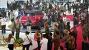 GJAW 2025 juga menyuguhkan beragam aktivitas gaya hidup otomotif, hiburan langsung, hingga penawaran atau program spesial. Tampak dalam foto, pengunjung melihat kendaraan saat Gaikindo Jakarta Auto Week (GJAW) 2025 di Tangerang, Banten, Jumat 21 November 2025. (AP Photo/Tatan Syuflana)