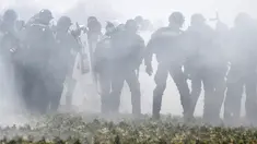 Polisi menembakan gas air mata untuk membubarkan aksi demonstrasi yang dilakukan oleh aktivis anti-nuklir di Mandres-en-Barrois, Prancis (3/3). (AFP Photo/Jean Christope Verhaegen)