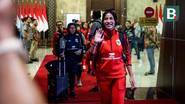 Foto: Timnas Indonesia Putri Sudah Mendarat di Tanah Air, Pamerkan Trofi Juara Piala AFF Wanita 2024