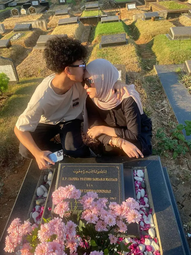 Angelina Sondakh dan anaknya di makam Adjie Massaid (Instagram/angelinasondakh09)