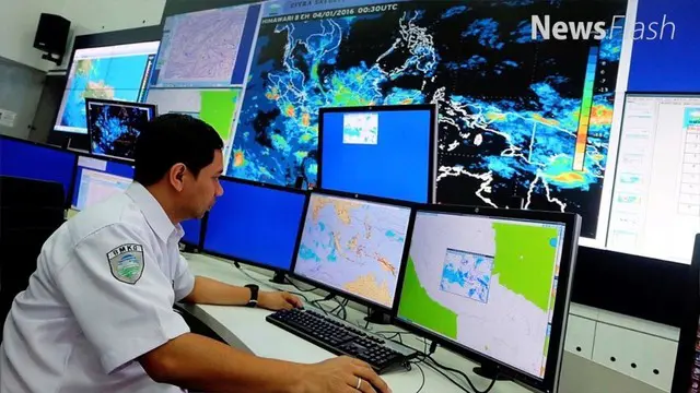Badan Meteorologi Klimatologi dan Geofisika, memprediksi hujan petir akan mengguyur langit Jakarta, Selasa 21/2/2017