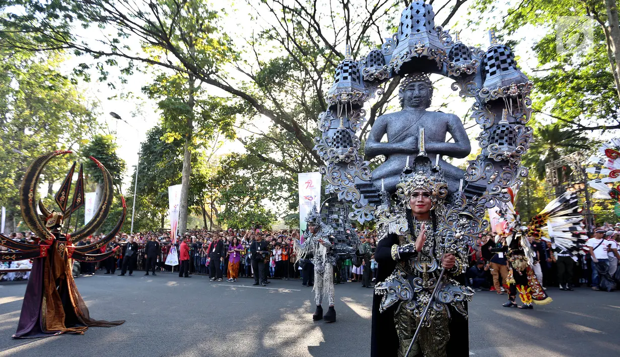Peserta mengikuti parade Karnaval Kemerdekaan Pesona Parahyangan dalam rangka puncak peringatan HUT ke-72 Kemerdekaan RI di Bandung, Sabtu (26/8). Karnaval ini menghadirkan ribuan manusia dengan menggunakan pakaian adat. (Liputan6.com/Johan Tallo)