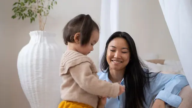 Memahami perbedaan antara mengontrol dan menahan anak sangat penting untuk menciptakan hubungan yang sehat antara orang tua dan anak.