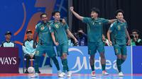 Di menit ke-11, skuad Garuda sukses menggandakan keunggulan lewat gol yang dicetak Ardiansyah Nur. Tampak dalam foto, Wendy Brian Lindrey (kiri) merangkul Ardiansyah Nur (kedua kiri) yang mencetak gol kedua untuk Timnas Futsal Indonesia saat melawan Vietnam pada babak perempat final Piala Asia Futsal 2026 di Indonesia Arena, Kompleks Gelora Bung Karno, Senayan, Jakarta, Selasa (3/2/2026). (Bola.com/Bagaskara Lazuardi)