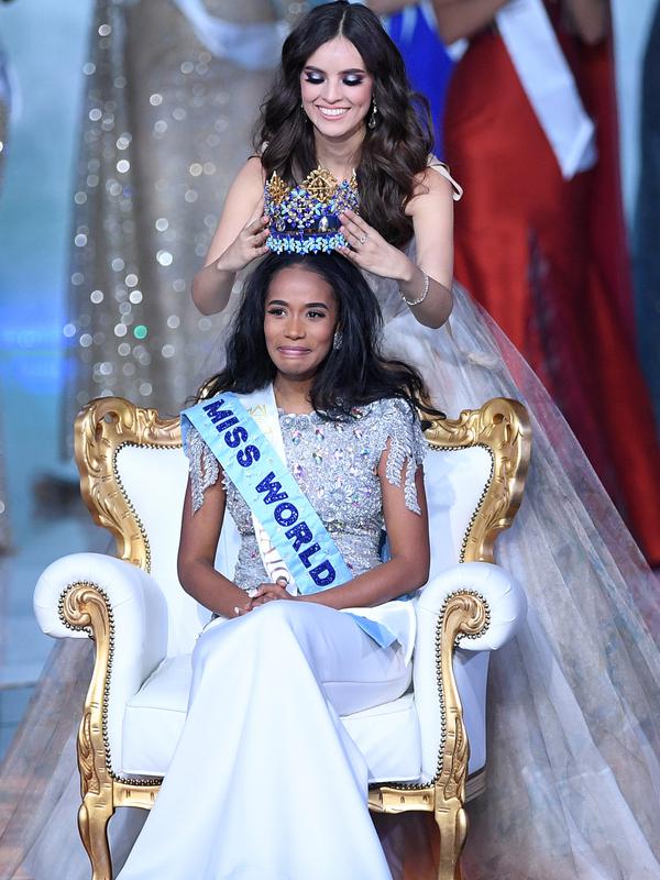 Miss World 2018 Vanessa Ponce mahkota kepada Miss Jamaika, Toni-Ann Singh seusai terpilih menjadi Miss World 2019 pada grand final di ExCeL, London, Sabtu (14/12/2019). Toni-Ann, 23, berhasil menyingkirkan 100 wanita tercantik dari berbagai negara. (DANIEL LEAL-OLIVAS / AFP)
